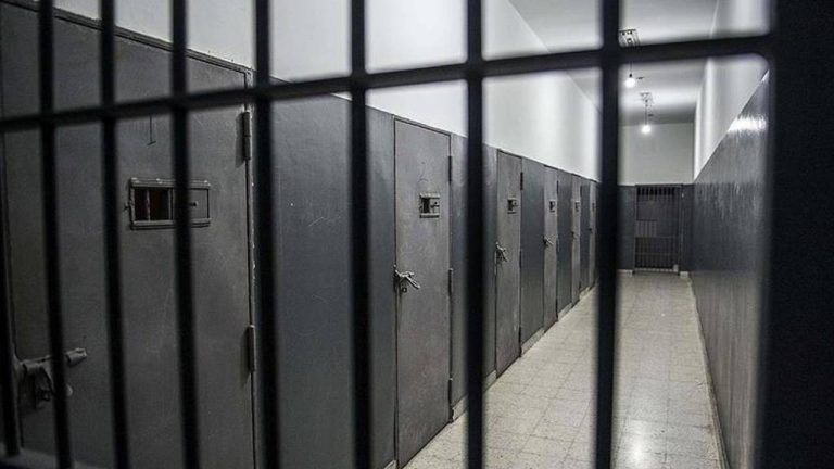 Greve giden gardiyanlar kovulunca mahkumlara tahliye kararı çıktı