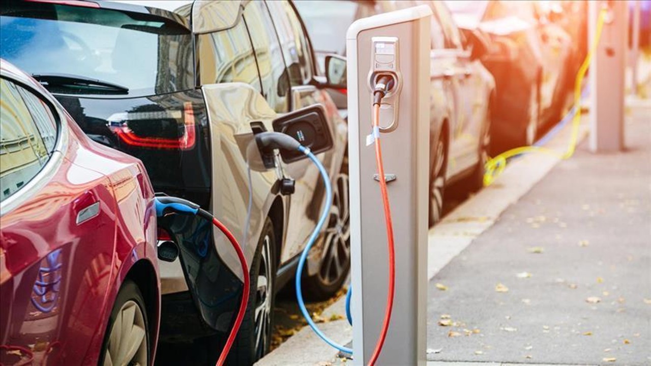 Tesla zayıfladı, Çinli üreticiler yükselişte! Nisan’da global elektrikli araç satışları arttı