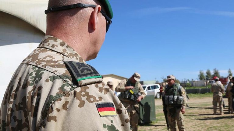 Almanların çoğunluğu yüksek savunma harcamalarından ve zarurî askerlikten yana