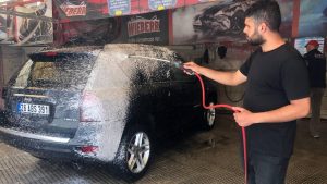 Araçlarını kendi yıkayanlar ziyan ediyor: 50-100 lira için binlerce liralık hasar