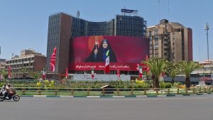 Canlı yayında amaç alınan spiker İran’a kahraman ilan edildi: Posteri meydana asıldı