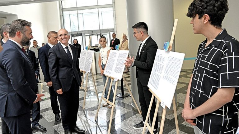 Hazine ve Maliye Ba­kanı Mehmet Şim­şek: Türkiye birkaç yıl içinde cari fazlayı konuşacak