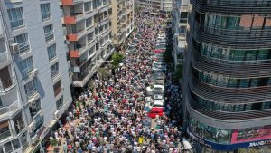 İzmir’de 23 bin personel grevde: Yollar trafiğe kapandı