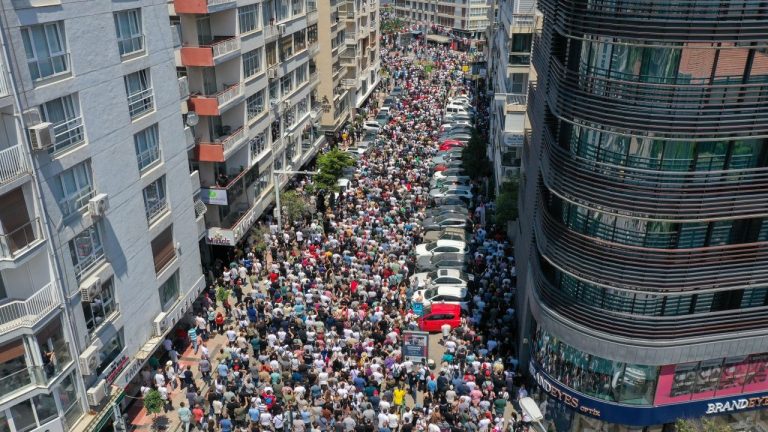 İzmir’de 23 bin personel grevde: Yollar trafiğe kapandı
