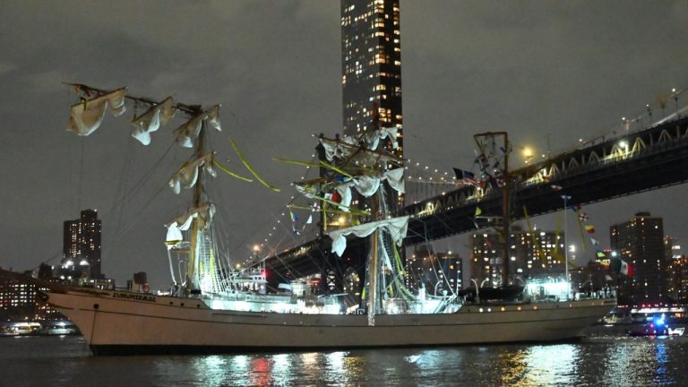 Meksika donanma gemisi Brooklyn Köprüsü’ne çarptı! 2 meyyit, 20 yaralı