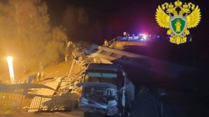 Rusya’da köprü yolcu treninin üzerine çöktü: 7 meyyit, 66 yaralı