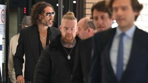 Ünlü komedyen Russell Brand, tecavüz ve taarruz suçlamalarıyla hakim karşısında