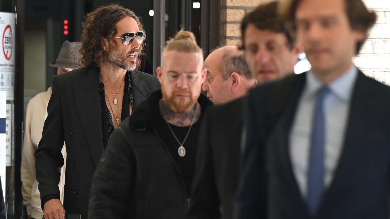 Ünlü komedyen Russell Brand, tecavüz ve taarruz suçlamalarıyla hakim karşısında